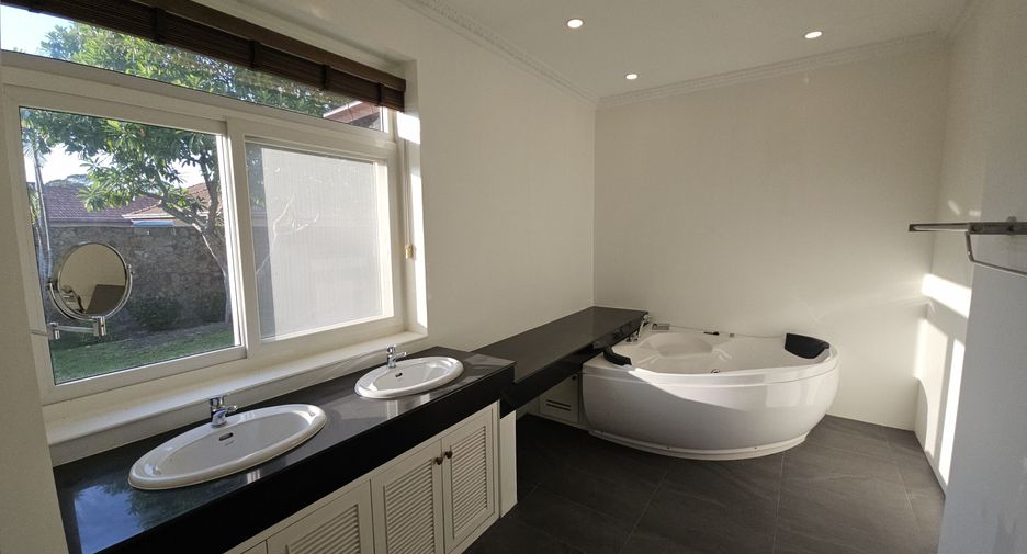 Villa en venta y en alquiler de 5 habitaciones en Bang Lamung, Chonburi
