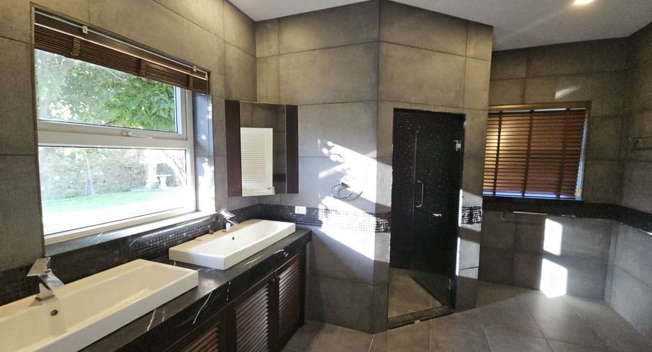 Villa en venta y en alquiler de 5 habitaciones en Bang Lamung, Chonburi