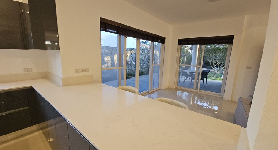 Villa en venta y en alquiler de 5 habitaciones en Bang Lamung, Chonburi