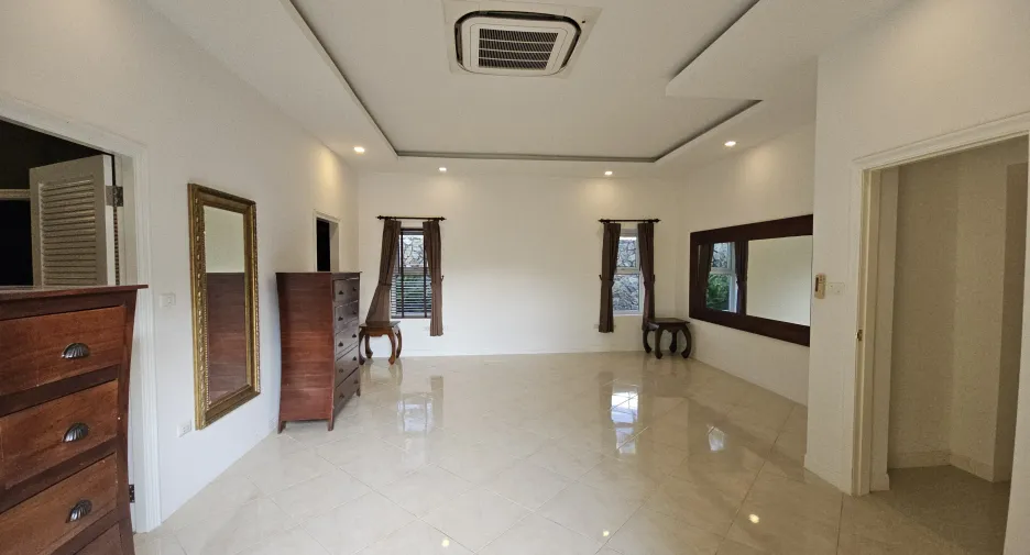 Villa en venta y en alquiler de 5 habitaciones en Bang Lamung, Chonburi