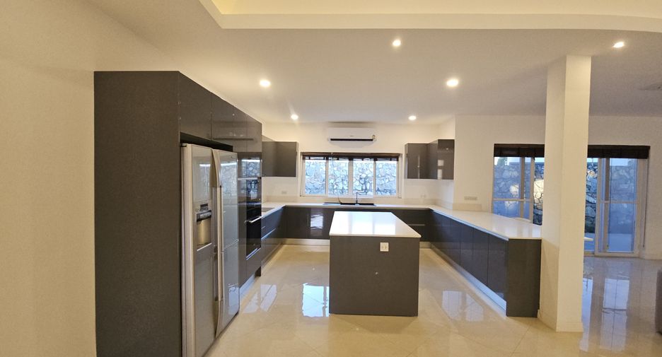 Villa en venta y en alquiler de 5 habitaciones en Bang Lamung, Chonburi