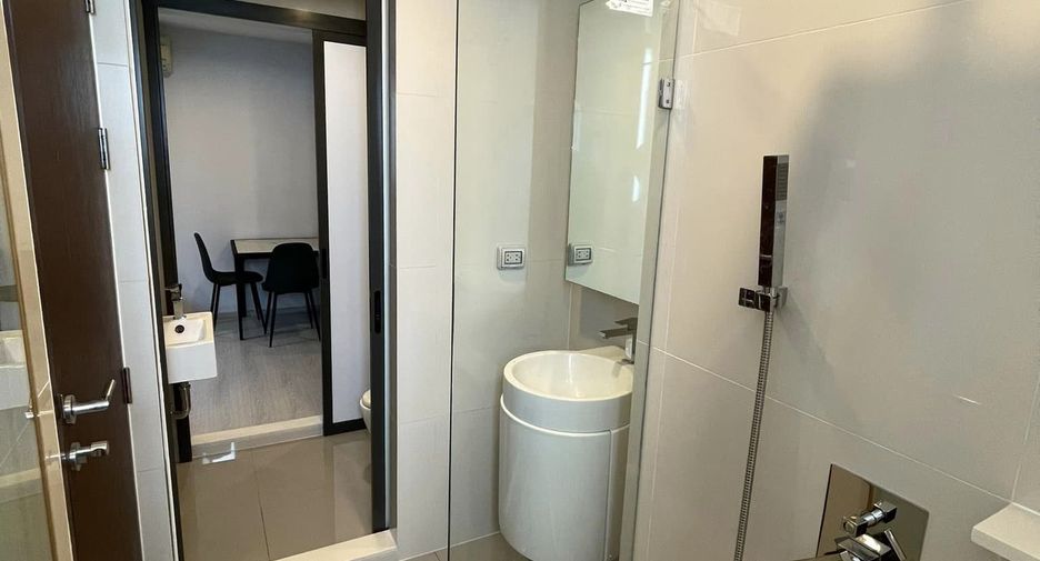 For rent 2 bedrooms condo in Huai Khwang, Bangkok