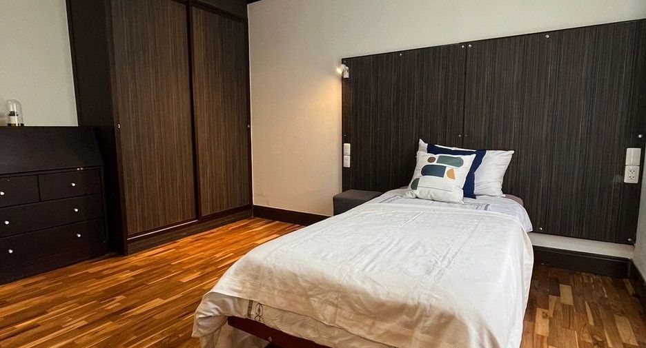 For rent 2 bedrooms apartment in Watthana, Bangkok