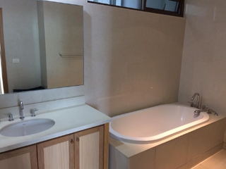 Condo en alquiler de 2 habitaciones en Khlong Toei, Bangkok
