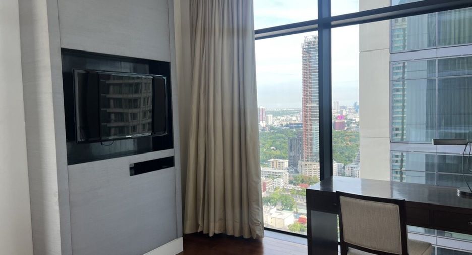 For rent 4 bedrooms condo in Pathum Wan, Bangkok