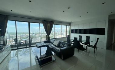 For rent 3 bedrooms condo in Khlong Toei, Bangkok
