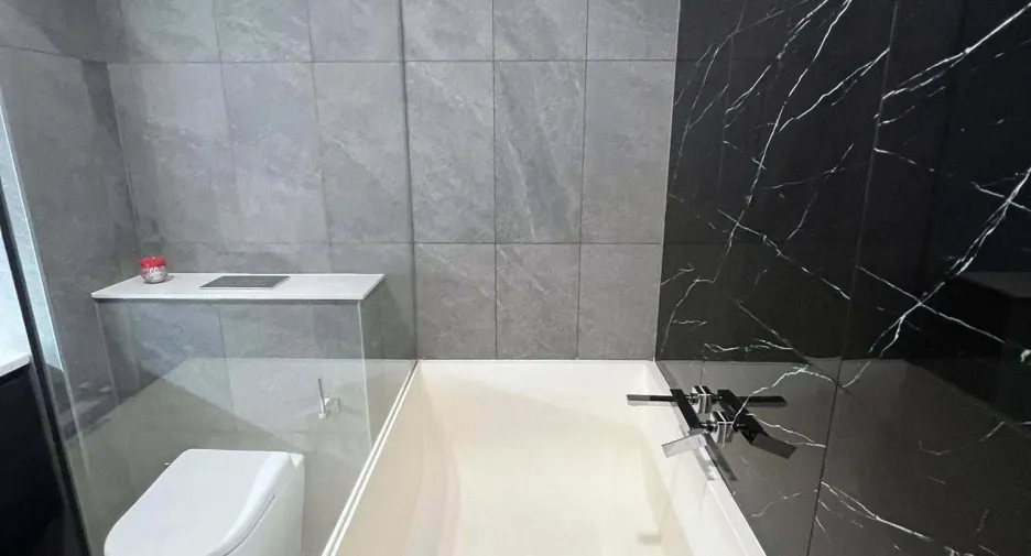 For sale 3 bedrooms condo in Huai Khwang, Bangkok