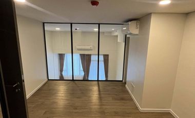 À vendre 3 chambres condo à Huai Khwang, Bangkok