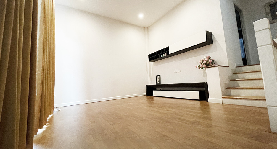 For sale 3 bedrooms townhouse in Prawet, Bangkok
