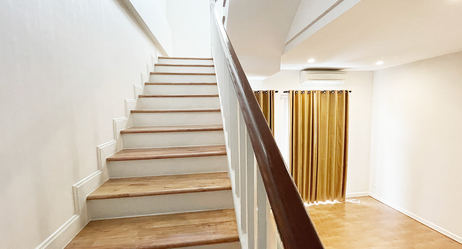 For sale 3 bedrooms townhouse in Prawet, Bangkok