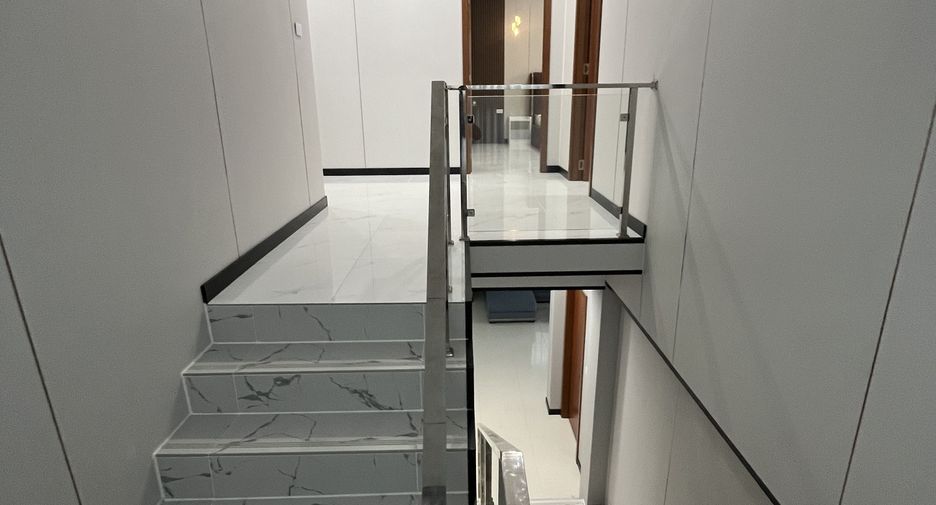 Villa en alquiler de 4 habitaciones en Bang Lamung, Chonburi