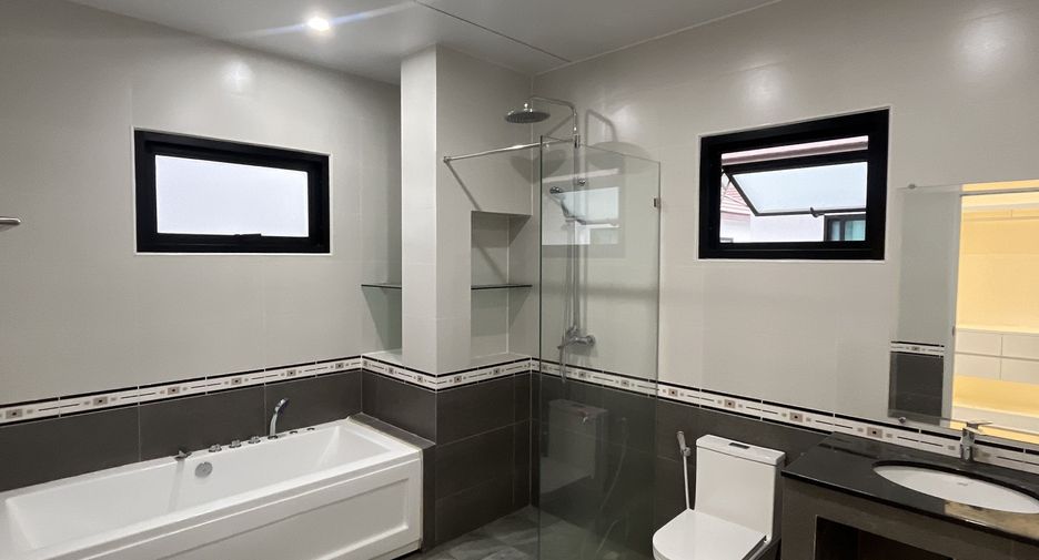 Villa en alquiler de 4 habitaciones en Bang Lamung, Chonburi