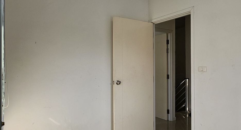 Casa adosada en alquiler de 3 habitaciones en Bang Phli, Samut Prakan