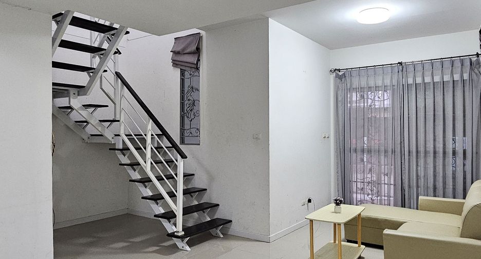 Casa adosada en alquiler de 3 habitaciones en Bang Phli, Samut Prakan