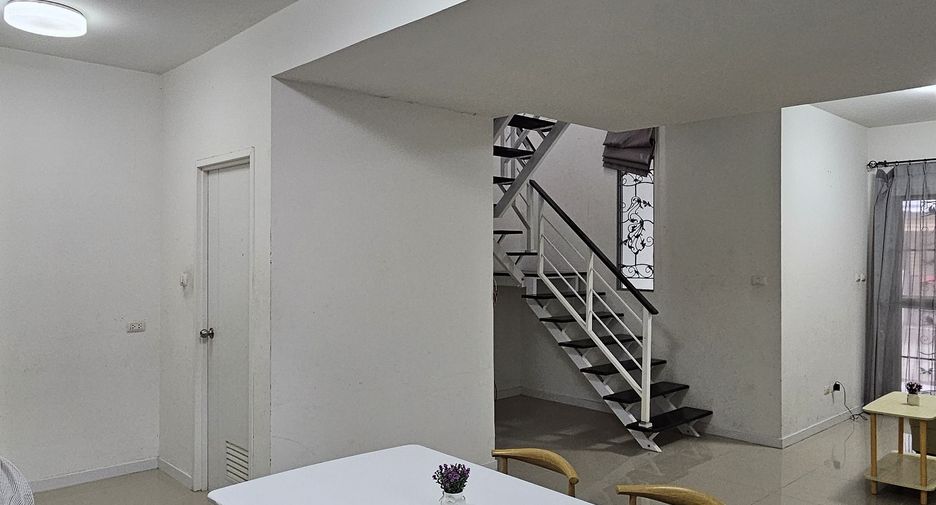 Casa adosada en alquiler de 3 habitaciones en Bang Phli, Samut Prakan