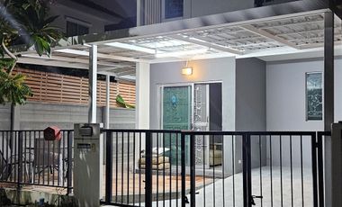 Casa adosada en alquiler de 3 habitaciones en Bang Phli, Samut Prakan