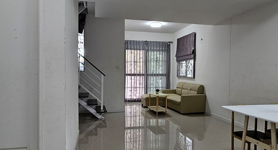 Casa adosada en alquiler de 3 habitaciones en Bang Phli, Samut Prakan