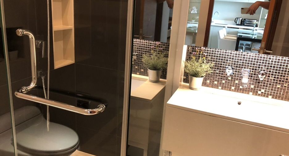 For rent 2 bedrooms condo in Khlong Toei, Bangkok