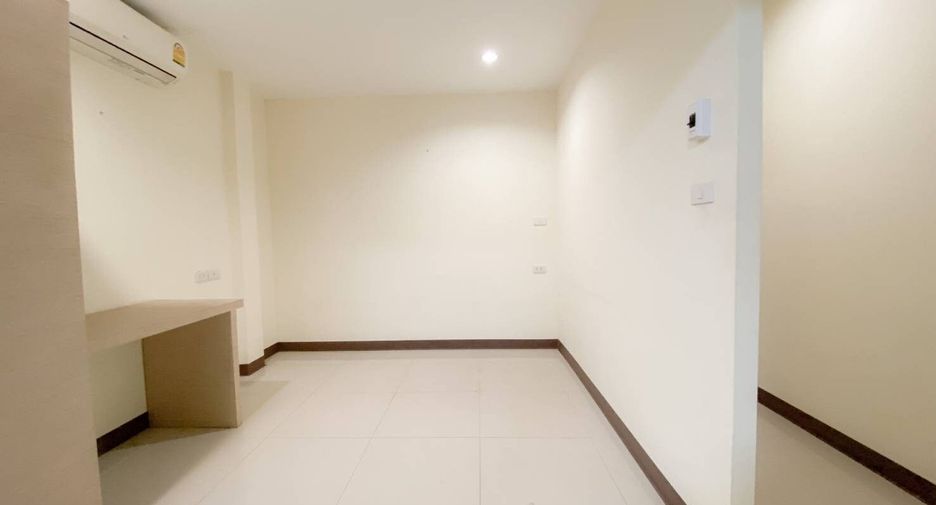 For sale 4 bedrooms townhouse in Hua Hin, Prachuap Khiri Khan