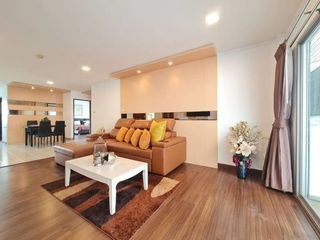 Casa adosada en venta y en alquiler de 2 habitaciones en Si Racha, Chonburi