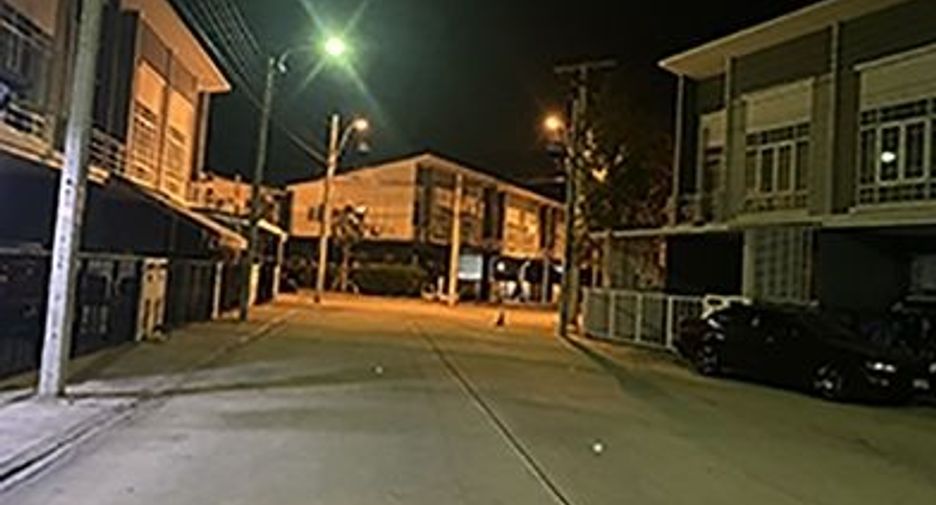 Casa adosada en venta de 3 habitaciones en Phra Pradaeng, Samut Prakan