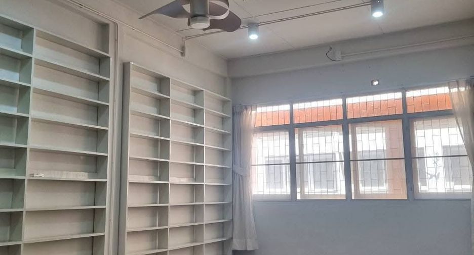 For rent 3 bedrooms retail Space in Phra Khanong, Bangkok