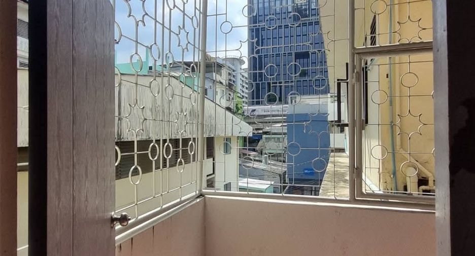 For rent 3 bedrooms retail Space in Phra Khanong, Bangkok