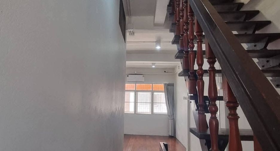 For rent 3 bedrooms retail Space in Phra Khanong, Bangkok