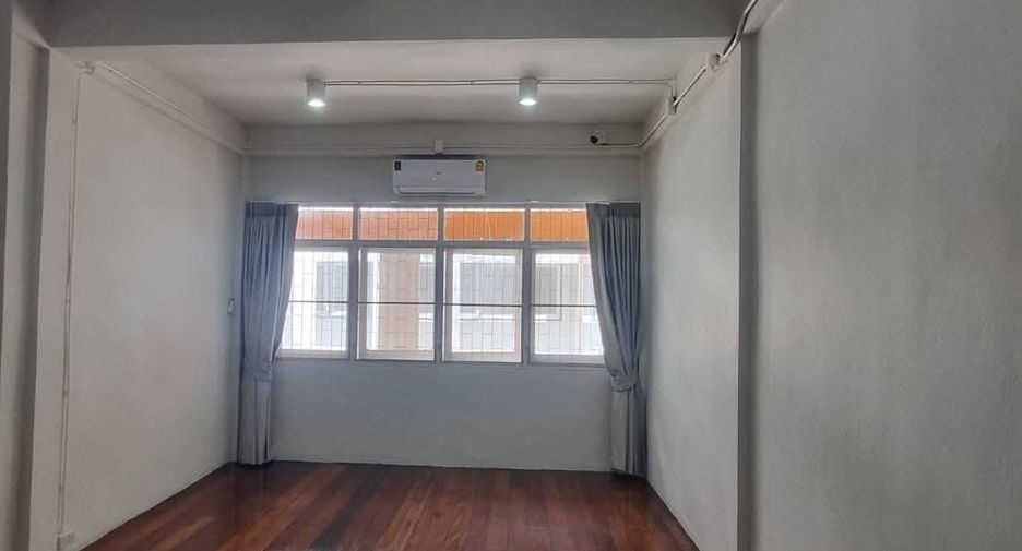 For rent 3 bedrooms retail Space in Phra Khanong, Bangkok