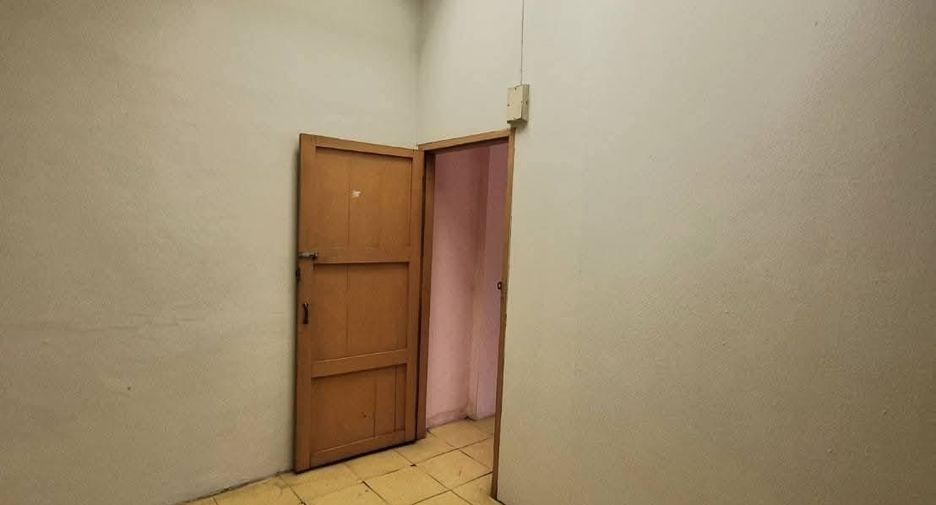For rent 3 bedrooms retail Space in Phra Khanong, Bangkok