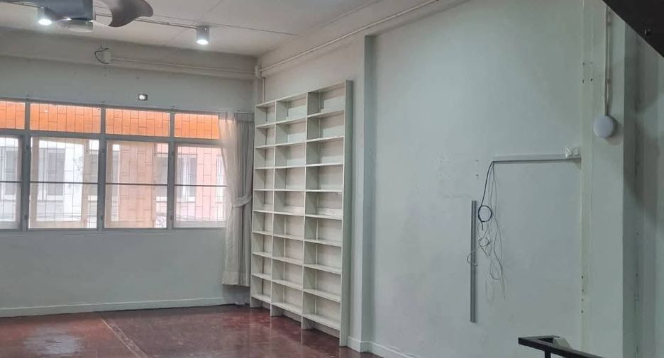 For rent 3 bedrooms retail Space in Phra Khanong, Bangkok