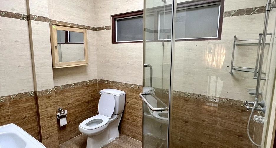 出租 4 卧室 独立屋 在 Wang Thong Lang, 曼谷