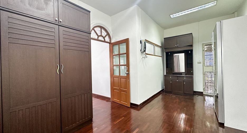 出租 4 卧室 独立屋 在 Wang Thong Lang, 曼谷