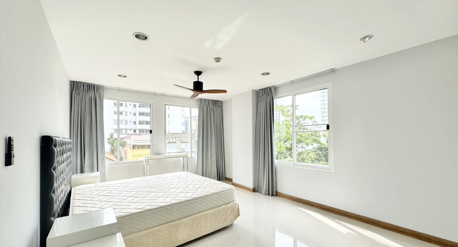 For sale 2 bedrooms condo in Watthana, Bangkok