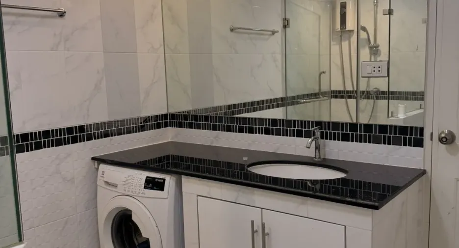 For rent 2 bedrooms condo in Thon Buri, Bangkok