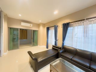 Haus zur Miete mit 4 Zimmer in Lat Krabang, Bangkok