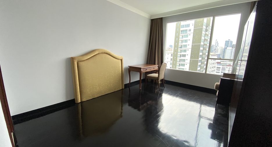 For rent 3 bedrooms condo in Khlong Toei, Bangkok