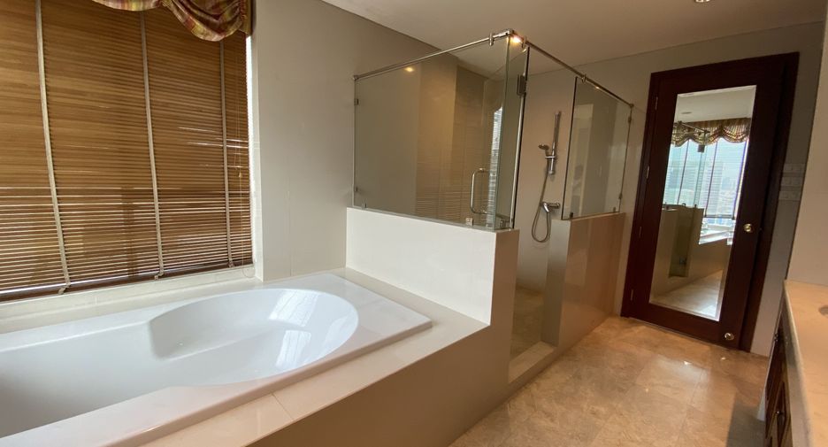 For rent 3 bedrooms condo in Khlong Toei, Bangkok