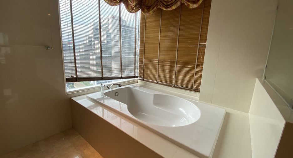 For rent 3 bedrooms condo in Khlong Toei, Bangkok
