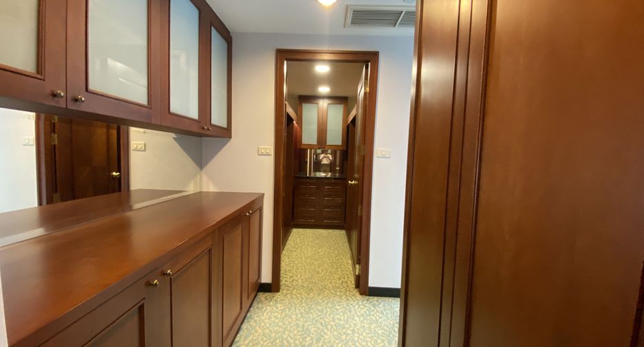 For rent 3 bedrooms condo in Khlong Toei, Bangkok