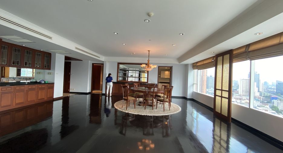 For rent 3 bedrooms condo in Khlong Toei, Bangkok