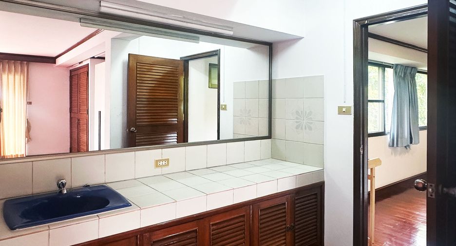 For rent 4 bedrooms townhouse in Hua Hin, Prachuap Khiri Khan