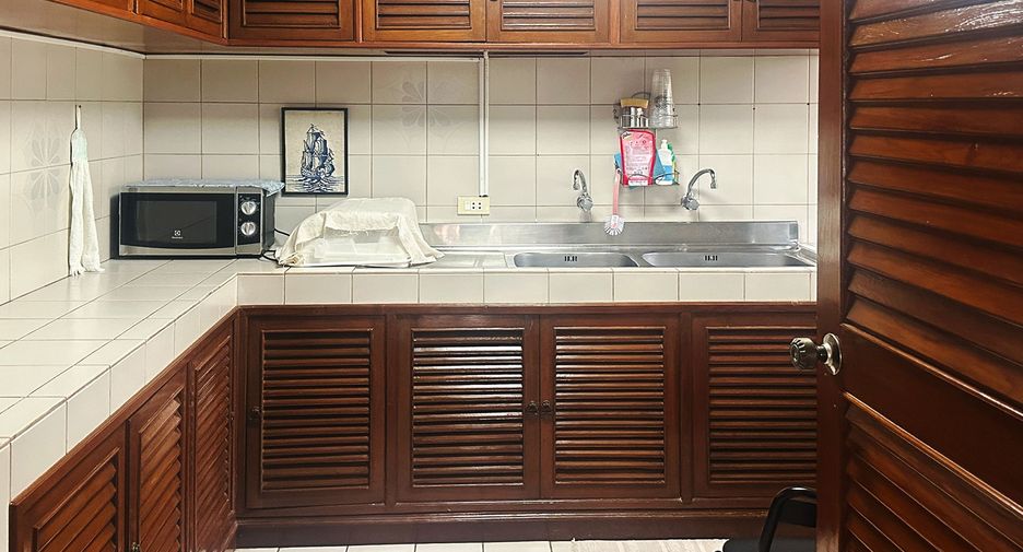 For rent 4 bedrooms townhouse in Hua Hin, Prachuap Khiri Khan