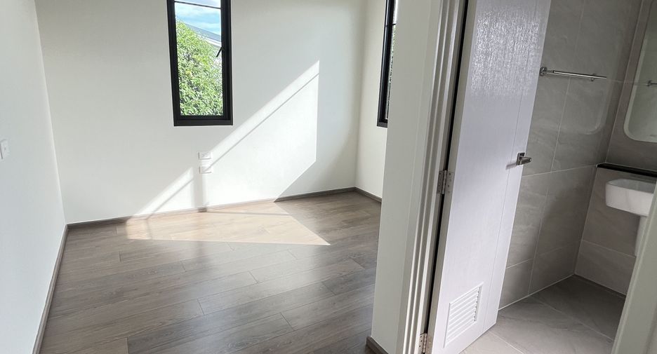 For sale 4 bedrooms house in Thawi Watthana, Bangkok