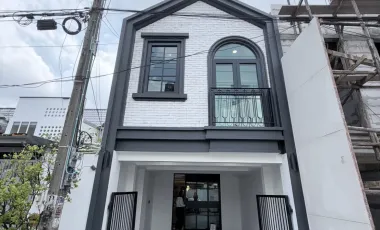 出售 3 卧室 联排别墅 在 Watthana, 曼谷