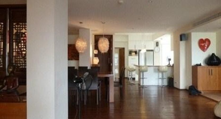For rent 3 bedrooms condo in Khlong Toei, Bangkok