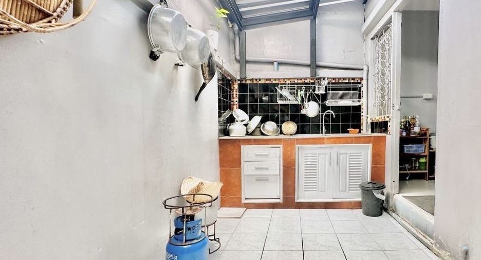 For sale 2 bedrooms townhouse in Wang Thonglang, Bangkok