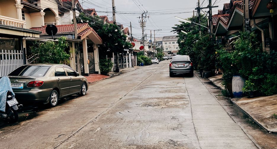 For sale 2 bedrooms townhouse in Wang Thonglang, Bangkok