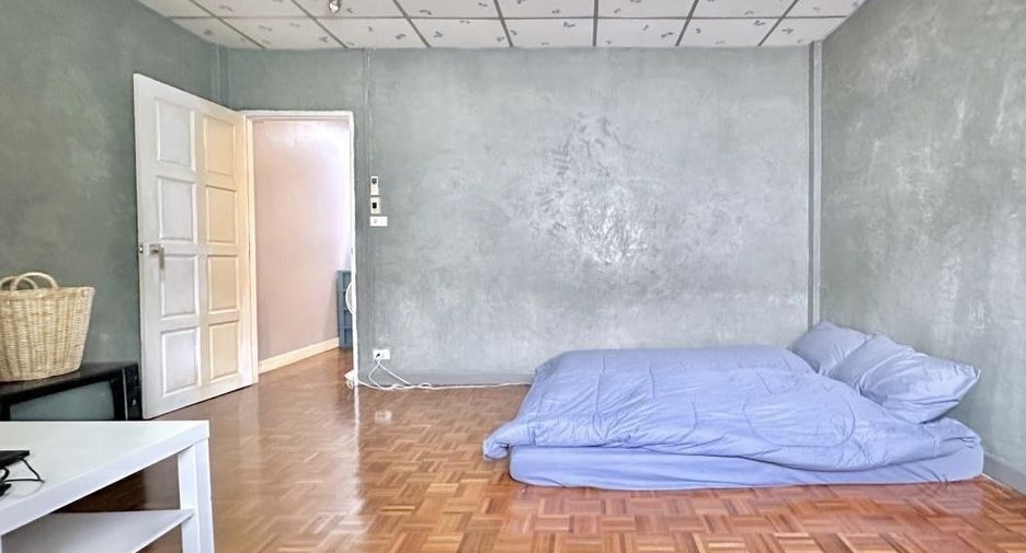 For sale 2 bedrooms townhouse in Wang Thonglang, Bangkok