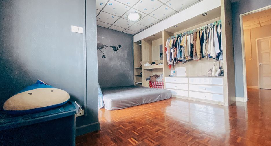 For sale 2 bedrooms townhouse in Wang Thonglang, Bangkok